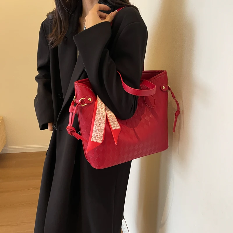 2024 New Women\'s Bag Fashion Trend Shoulder Bag Leisure Commuter Handbag Minimalist Design Red Large Capacity  New Year 가방