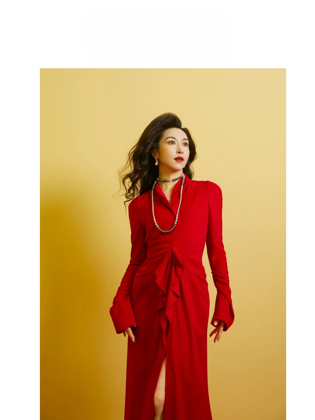 

Новогодняя одежда Xuan ng Ji Long: Красное замшевое платье с очень длинными рукавами, зимний шерстяной трикотаж, V-образный вырез, цельное, простое, элегантное.