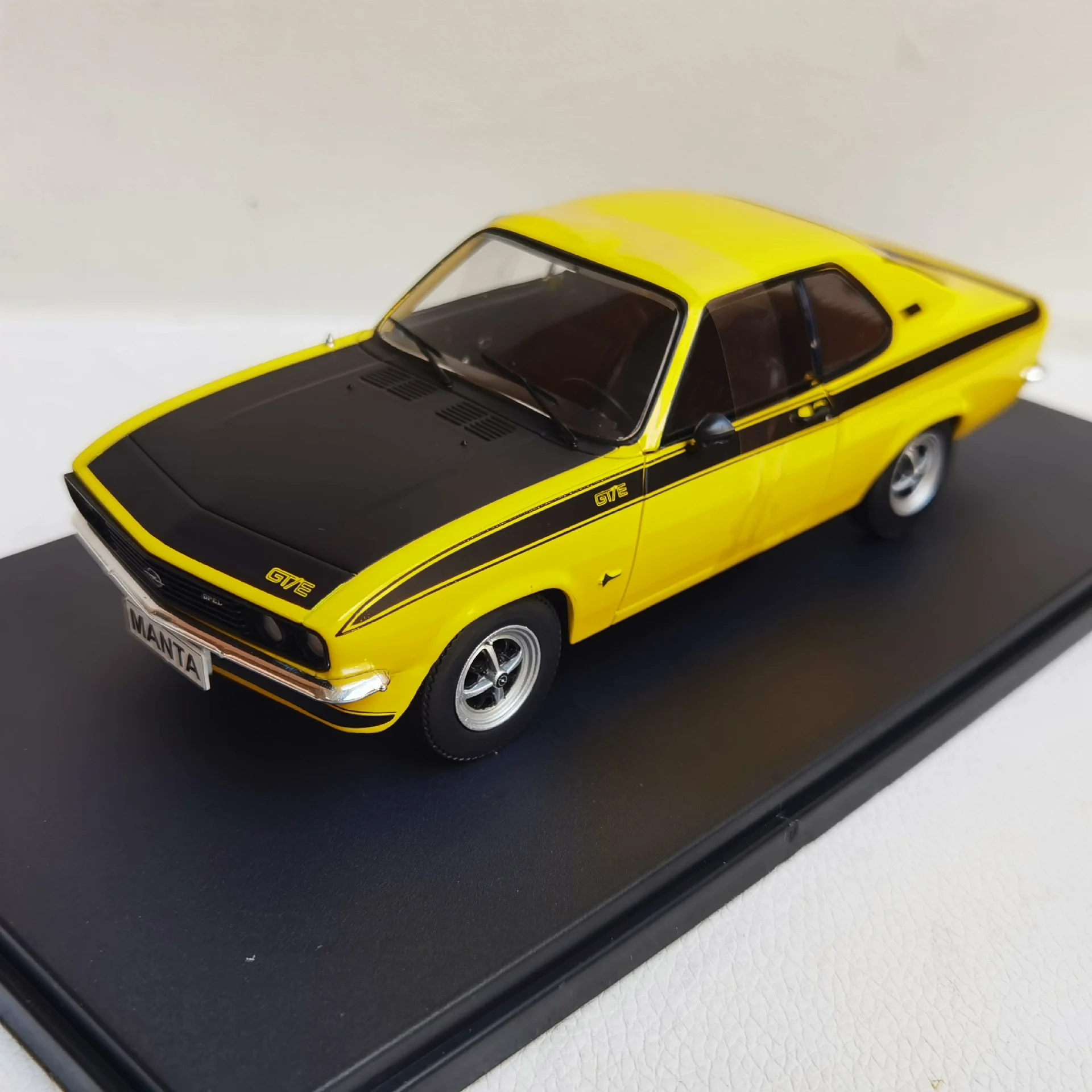 

Diecast WHITEBOX 1/24 Scale OPEL MANTA A GT/E Alloy Car Model Collectible Toy Gift Souvenir Display Ornament