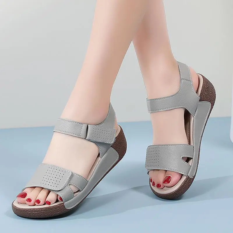 Zapatillas Mom de cuero genuino para mujer, sandalias de fondo plano para personas de mediana edad y ancianos, ropa exterior de verano, novedad de 2024