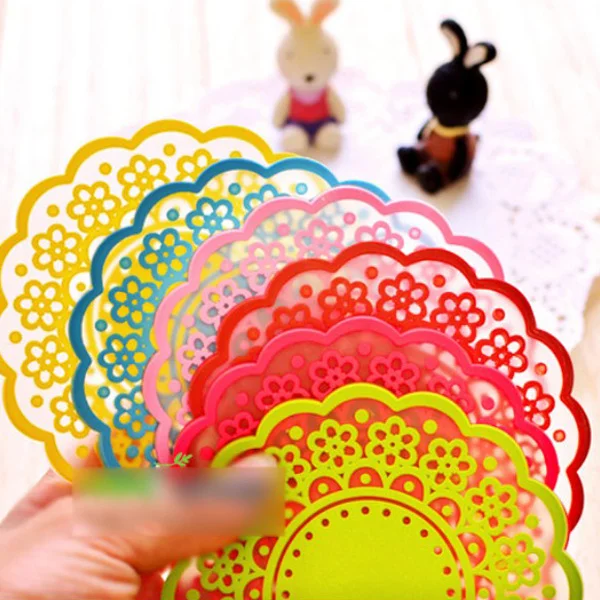 

4pcs Silicone Coasters 10cm Diameter 3mm Thickness Random Color Translucent Hollow-out Lace Pattern Non-slip Desk Mat for Hot