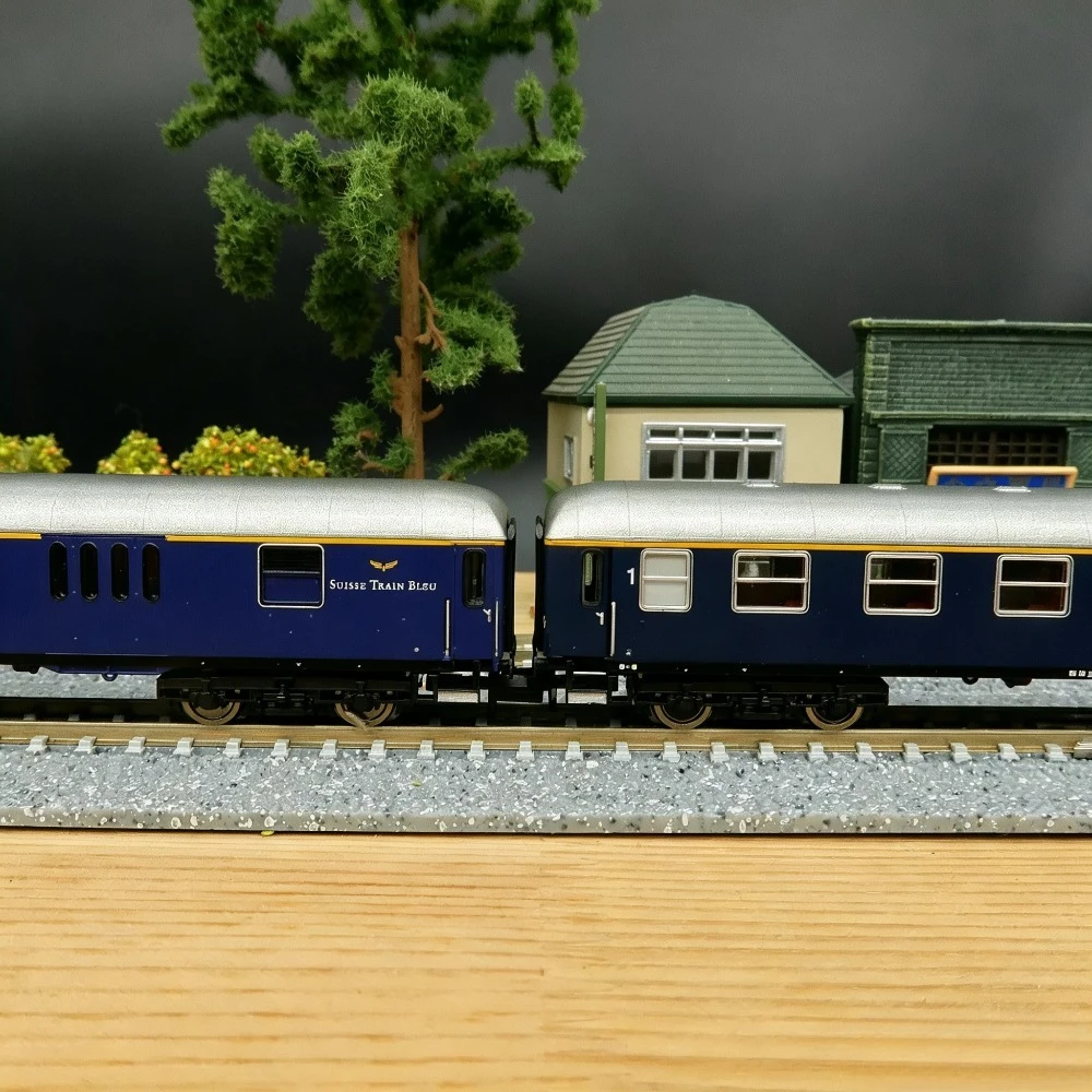 N Type 1/160 Train Model 6260083 Blue Train Passenger Cars 2 Carriages Unpowered Set for Sand Table Decoration