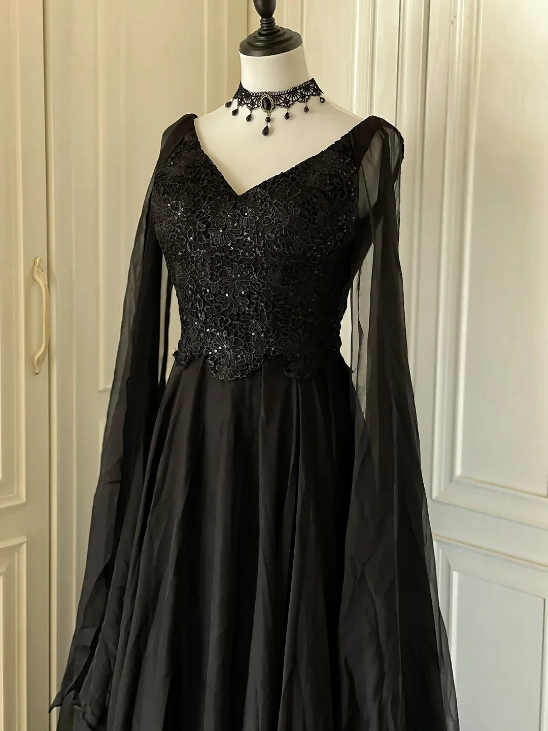 

Black Silk Chiffon Prom Dresses V-Neck Floral Print Sequined Pleat Long Sleeve Floor Length Banquet Party Celebrity Gowns