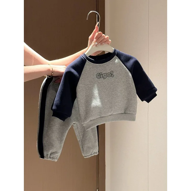 

Новый зимний комплект из двух предметов для маленьких мальчиков, утепленные детские пуловеры в стиле пэчворк для девочек, топы + брюки для бега с эластичной резинкой на талии для маленьких девочек