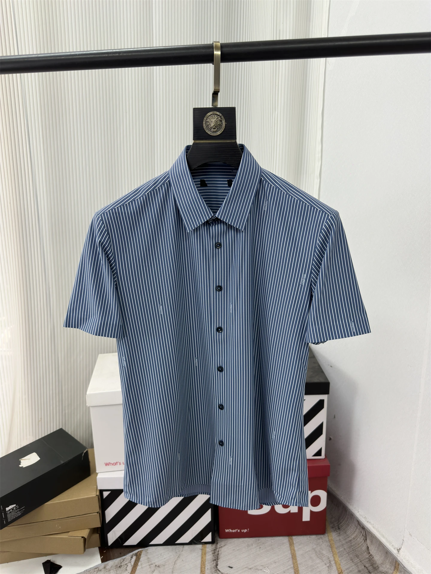 

Comfortable Skin-Friendly Men's Casual irt Summer New Sle Vertical Stripes ort Sve Commute irt Stand Fit Polyes...