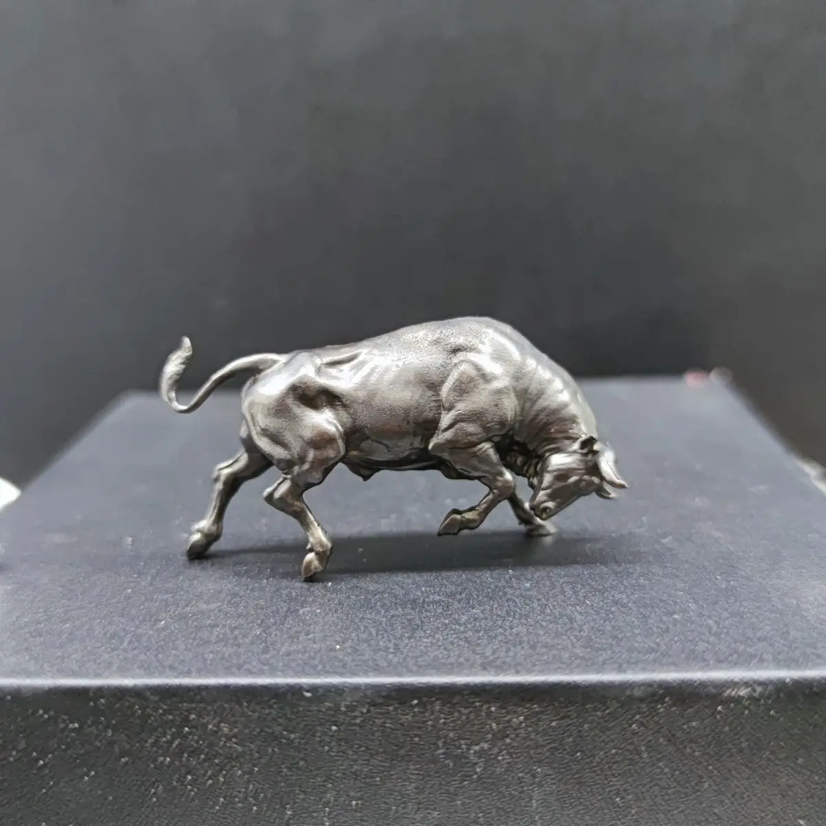 

Pure copper made old ox ornaments Wall Street bustling market, golden bull gas soaring, lucky bull mascot, hand model ornaments