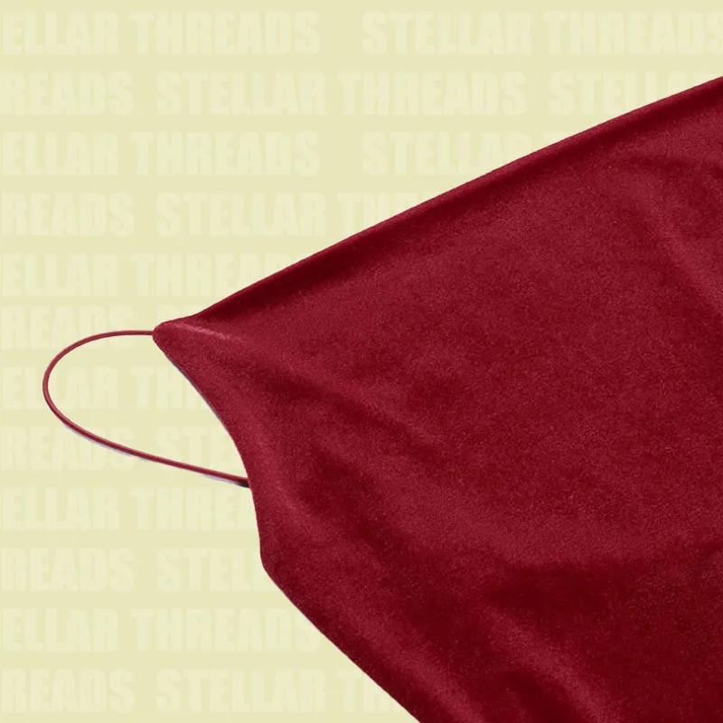 先駆的なレッドサテンスパゲッティストラップミニドレス：自信と魅惑的な魅力を放つ