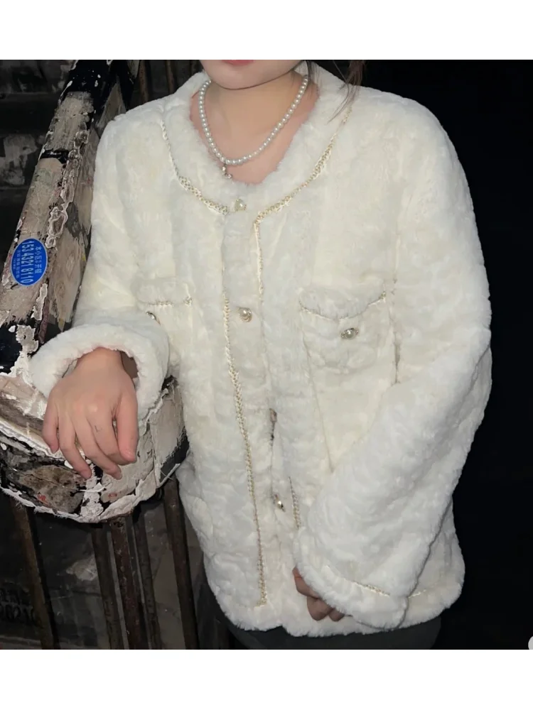 معطف فرنسي أبيض أنيق من الفرو الصناعي اجتماعي رائع نوبل فضفاض موضة شتاء دافئ رائع حلو يؤرخ ملابس خارجية للتنقل