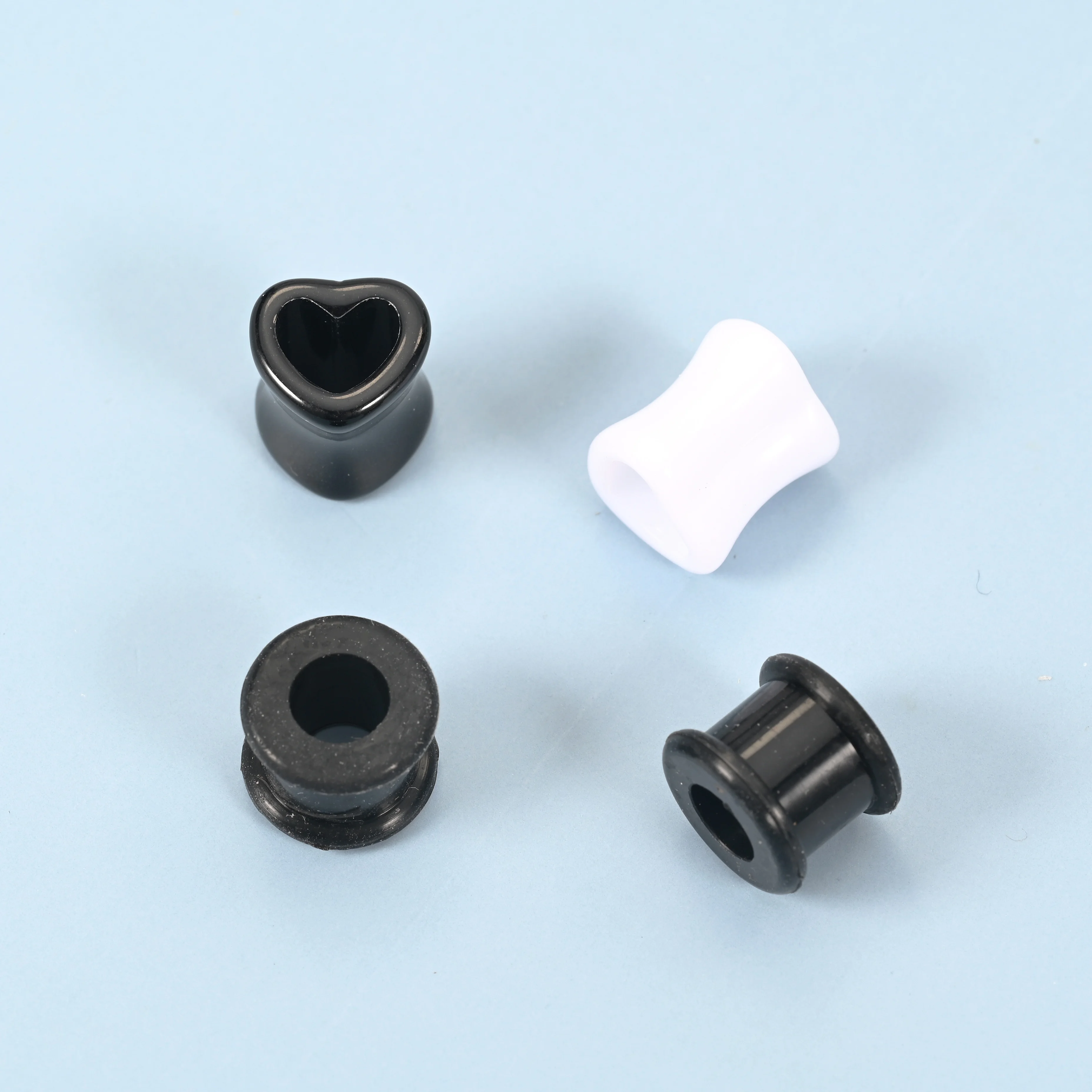 2pcs Set Black White Silicone Round Heart Shaped Ear Gauge Plugs Tunnels Expander Punk Style Ear Piercing Jewelry 6-16mm