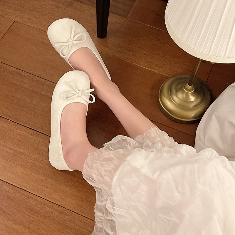 Damen Ballerinas mit Schleifendekoration, runder Zehenpartie, aus Wildleder, zum Hineinschlüpfen. – Detail 15