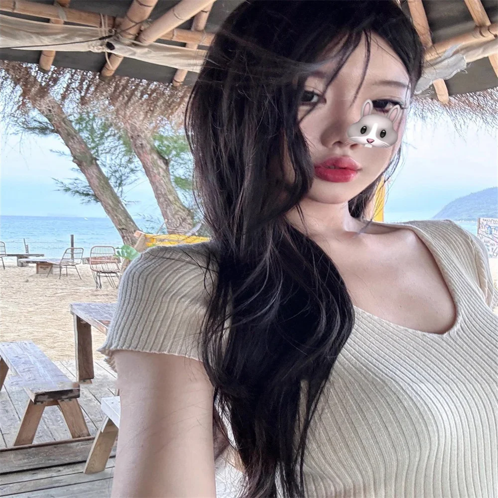 بلوفر نسائي صيفي مثير موديل 2025 بأكمام قصيرة متماسكة أساسية بلوفر مرن ضيق للسيدات ملابس الشارع الشهير أساسيات تي شيرت على الطراز الكوري