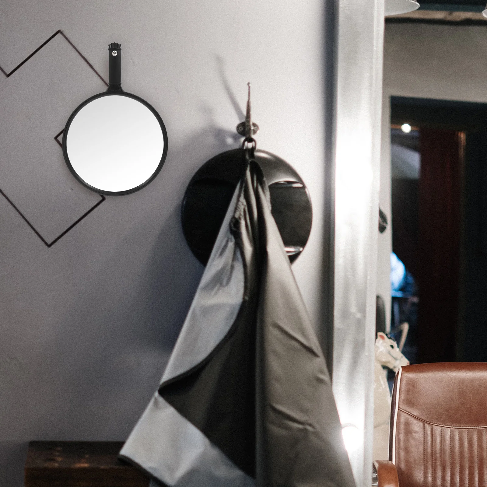 

Handheld Round Makeup Mirror Clear Surface Comfortable Handle Ideal for Makeup Barber Salon Mirror