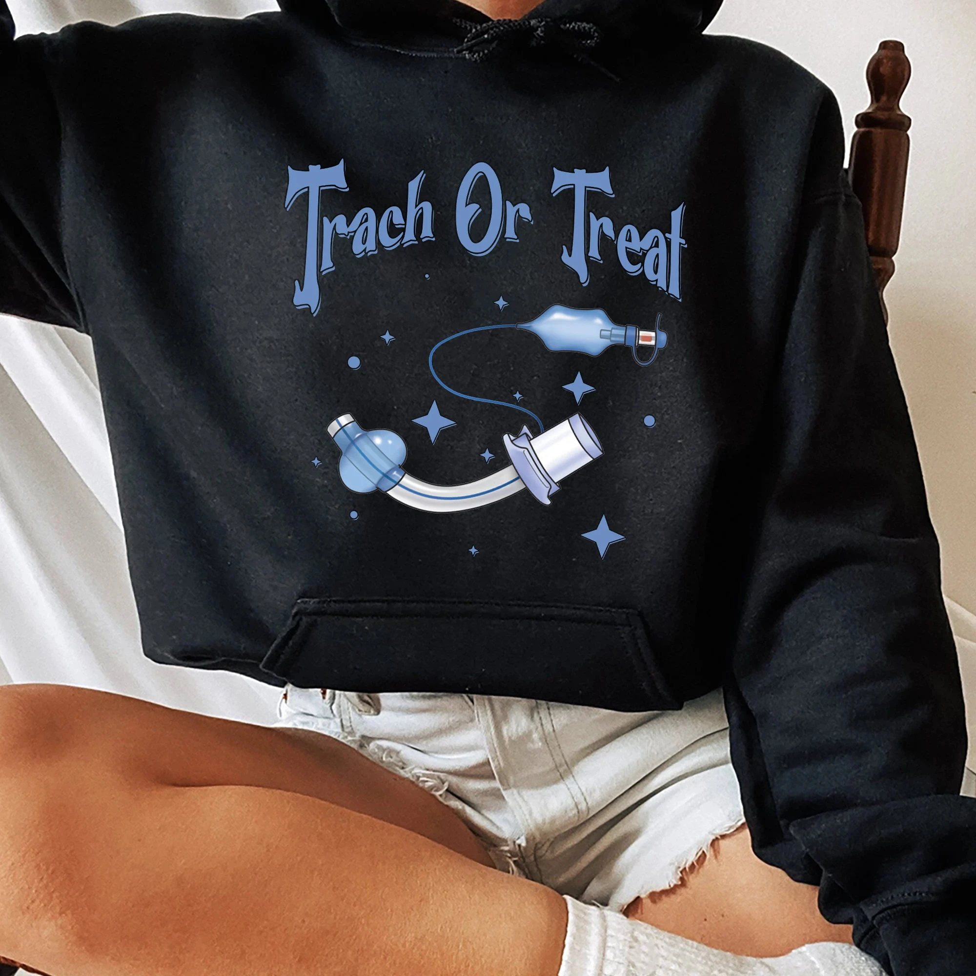 

Trach Or Treat Медсестра Дыхательный терапевт Рубашка на Хэллоуин Жуткий сезон Picu ЛОР RT Рубашка ICU Rn Легодарь