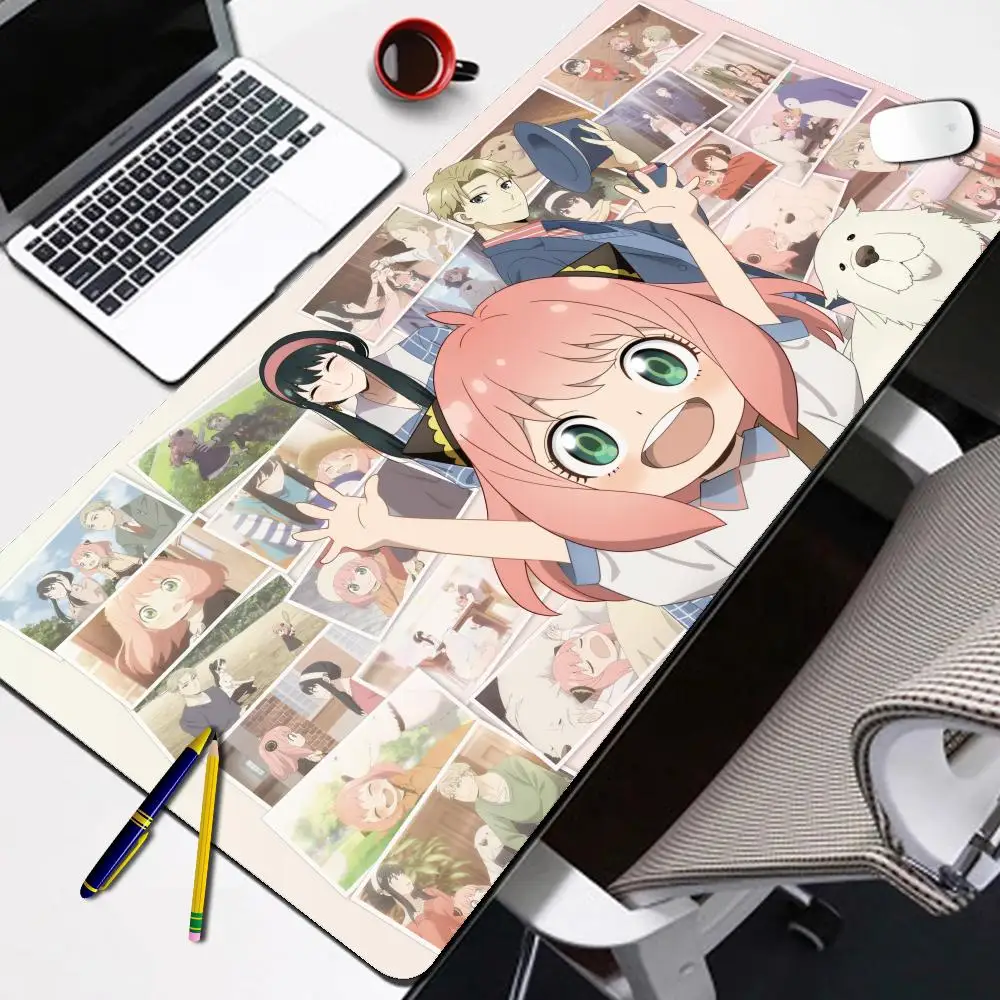 Gaming-Mauspad, Schreibtischunterlage, rutschfeste Gummiunterseite, genähte Kanten, Anime-Familie mit rosahaarigem Mädchen, Fotocollage-Druck für den Schreibtisch