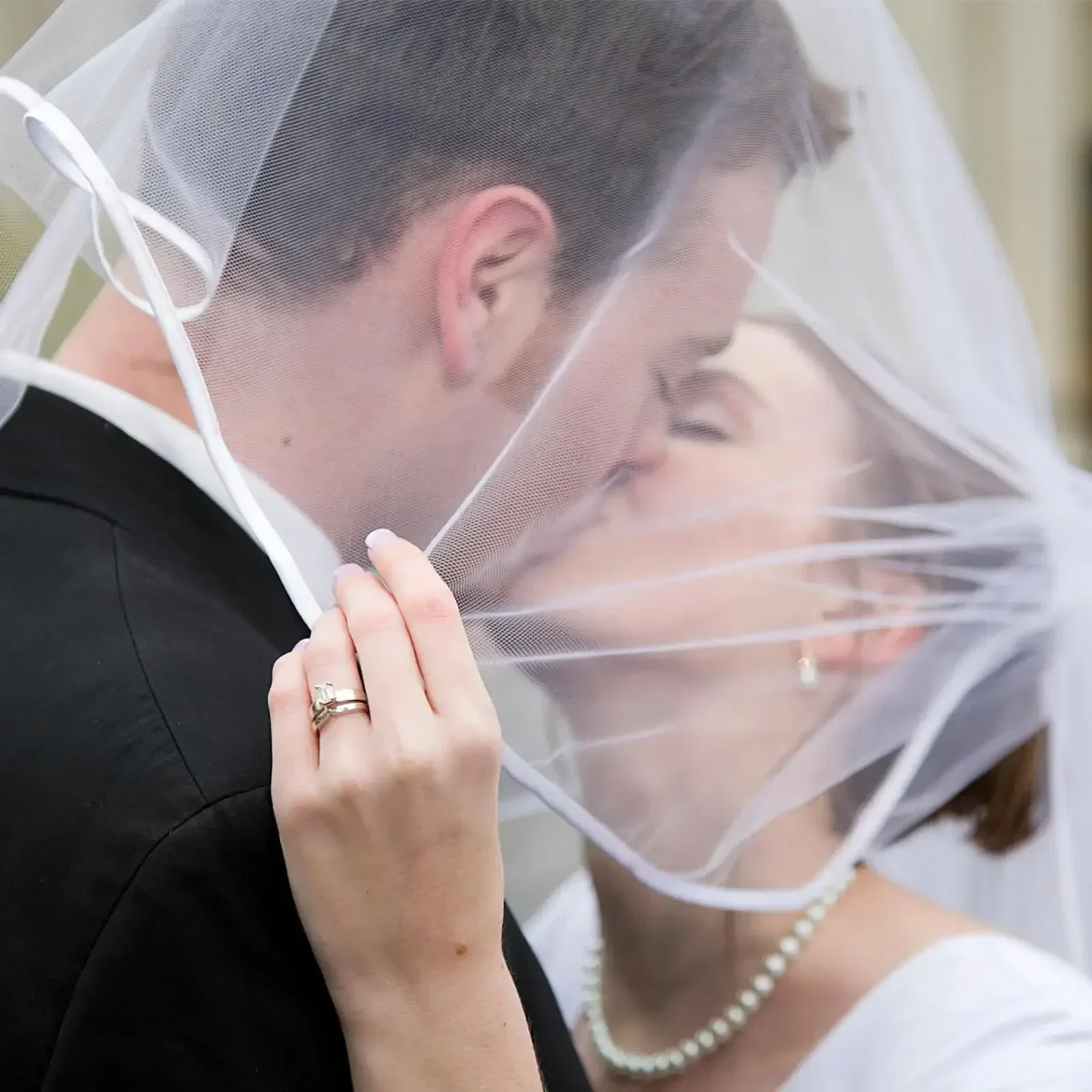 Short Wedding Bridal Veil with Comb 2 Tier Tulle Bride Veil Elbow Length Wedding Veil Ribbon Edge 60-80cm/23-31in