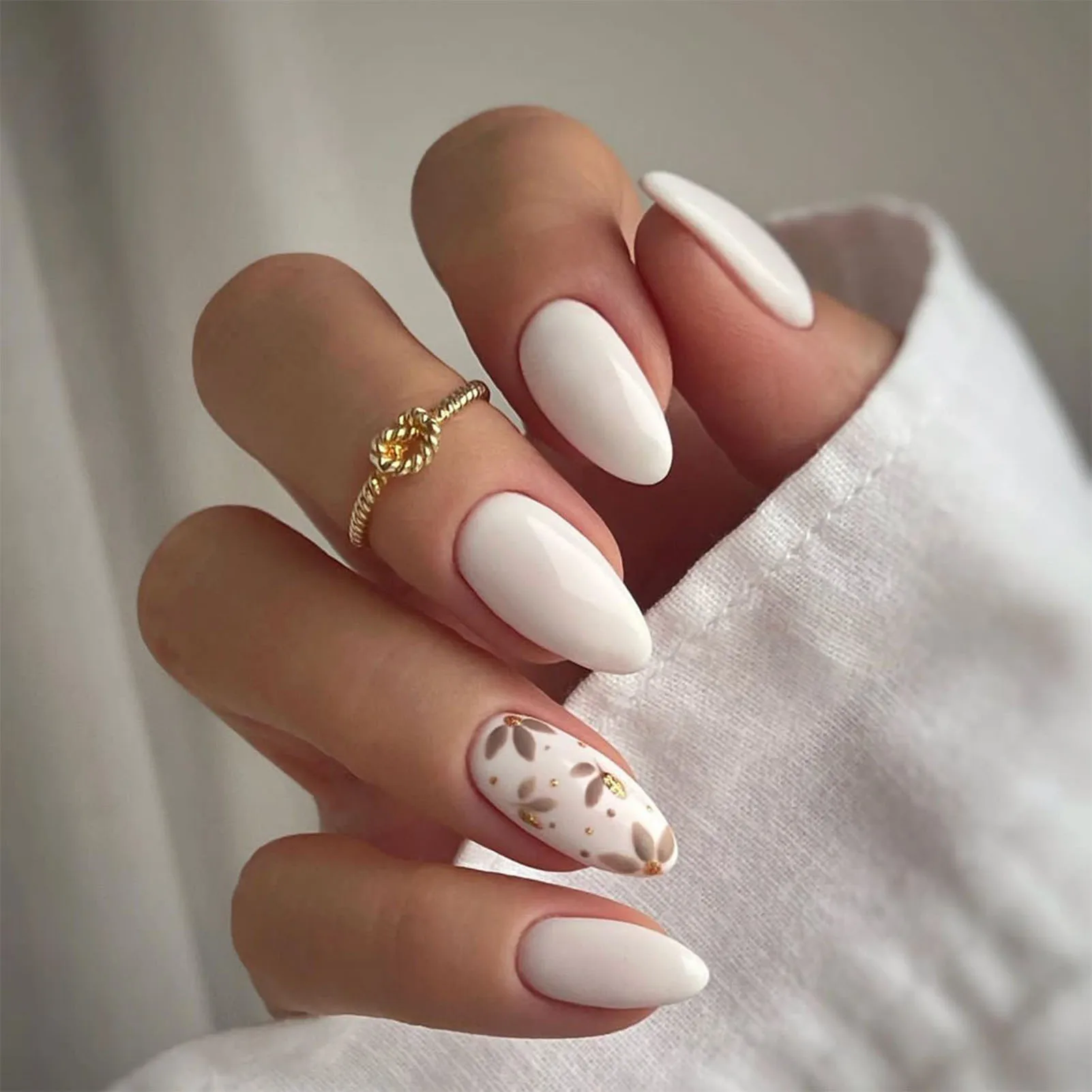 White Almond Press-on Nail Short White Nails Tips Daisy Full Cover Artificial Nail for Women and Girl Nail Salon at Home