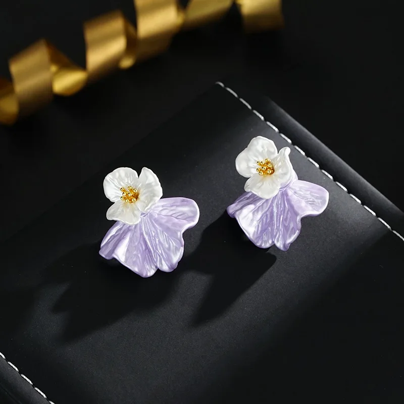 New early spring style, two-generation floral stud earrings, light luxury, fashionable temperament, high-end earrings, and earri