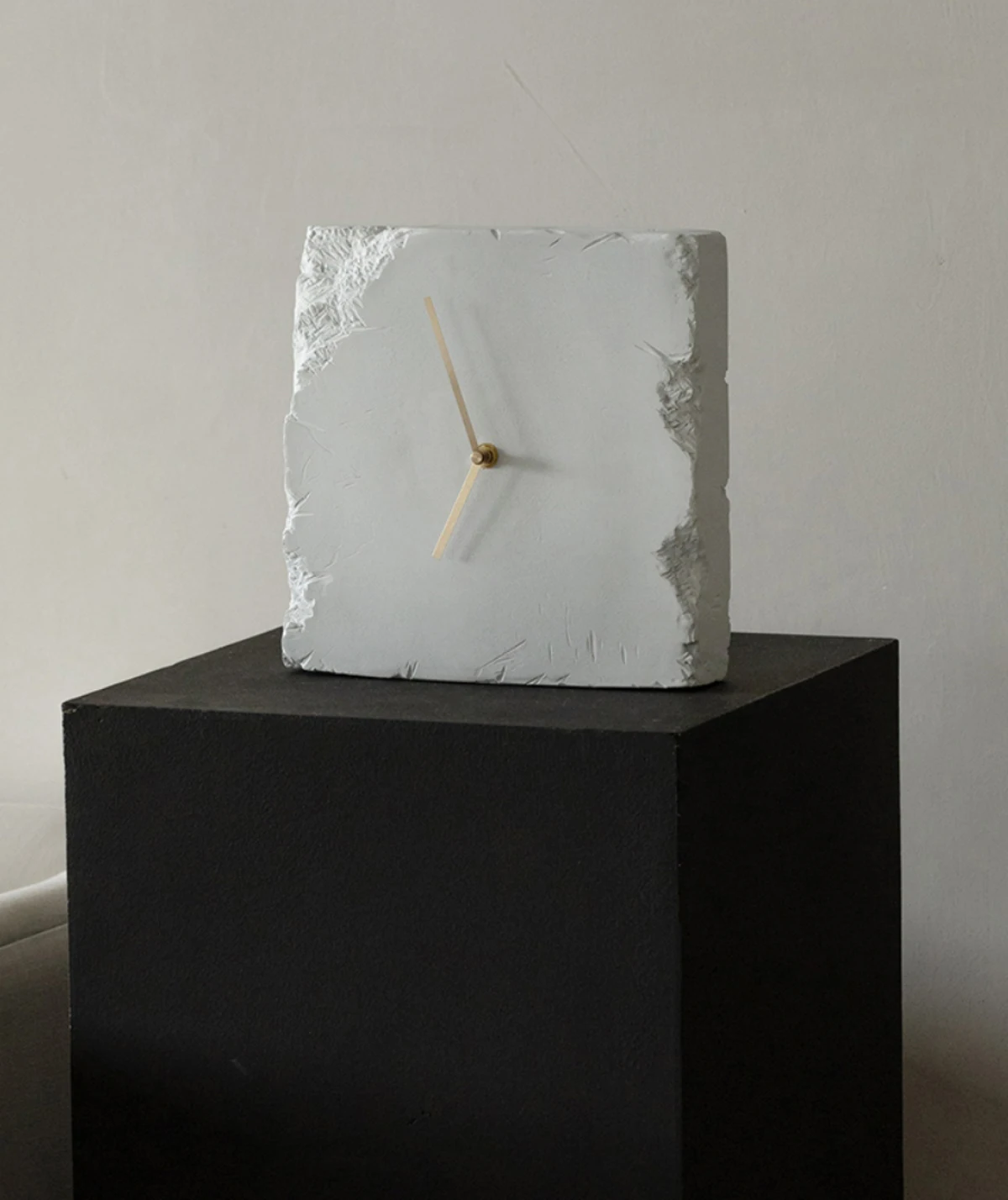 

Nordic Minimalism Creative Design Brick Clock Simple Modern Style Crack Retro Wabi-Sabi Style Table Clock Dimensions 25x25x5.3cm