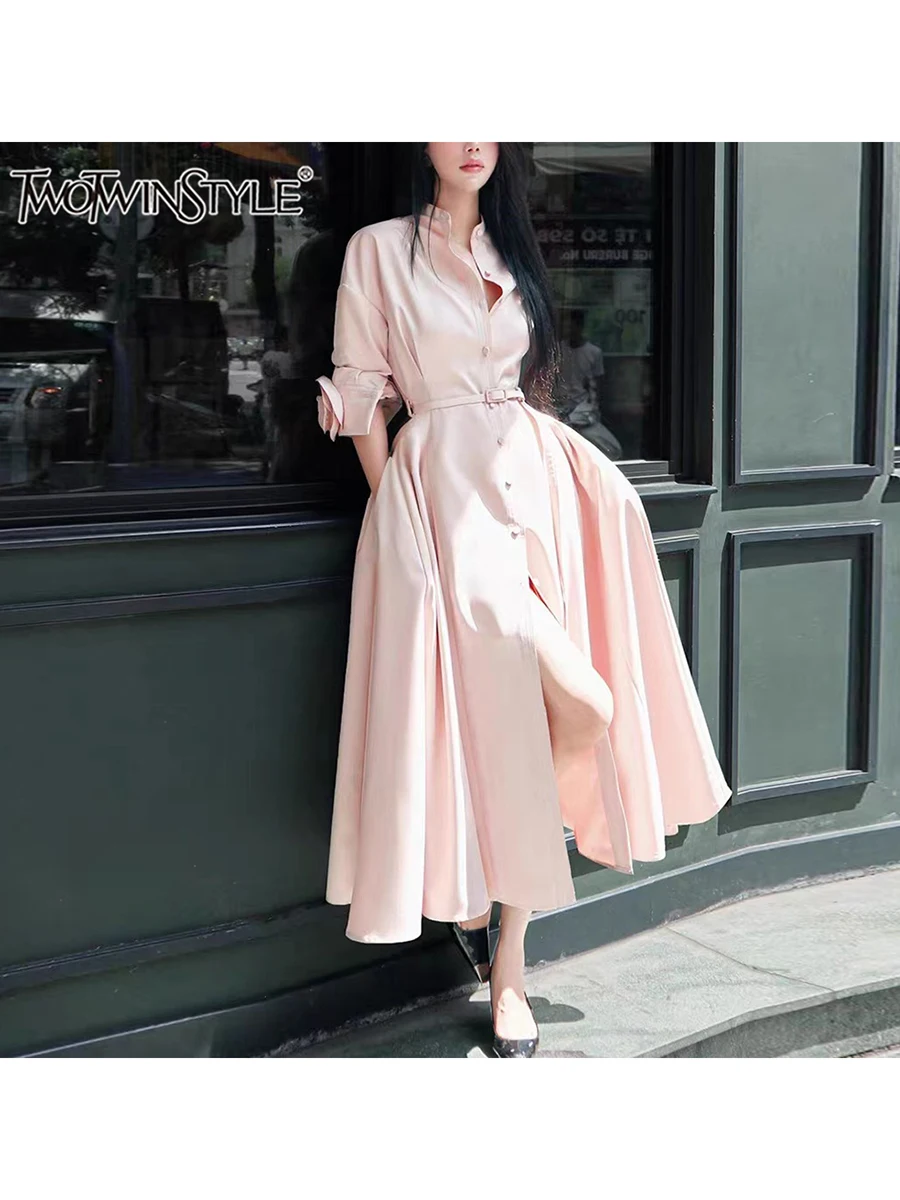 

TWOTWINSTYLE однотонные утягивающие платья на пуговицах для женщин, темпераментное платье с воротником-стойкой и длинными рукавами, женское модное стильное новое платье