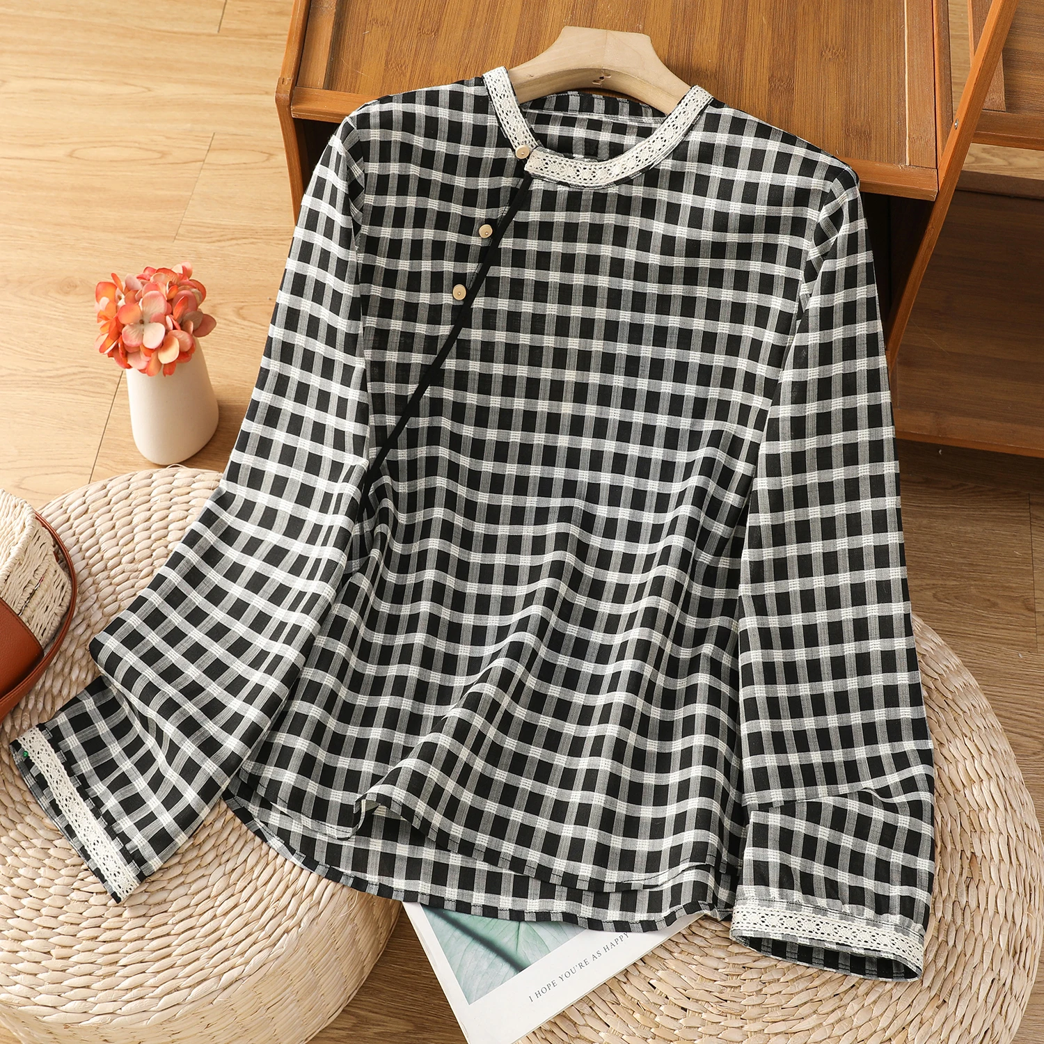

New Chinese Sle Women's irt Lace Trimmed Silk Spring Season Small Design Lace Splicing Elegance Top Bla White Plaid