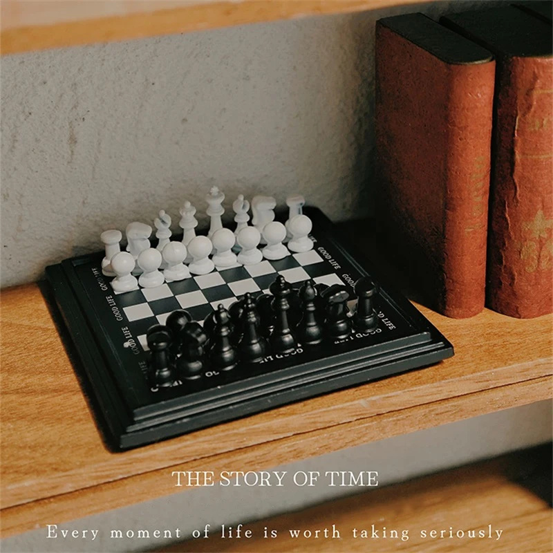 【BS】Conjunto de Xadrez Miniatura para Casa de Bonecas 1/12, Peças de Xadrez Pretas e Brancas, Tabuleiro de Xadrez, Ornamentos, Decoração para Casa de Bonecas, Brinquedos de Faz de Conta