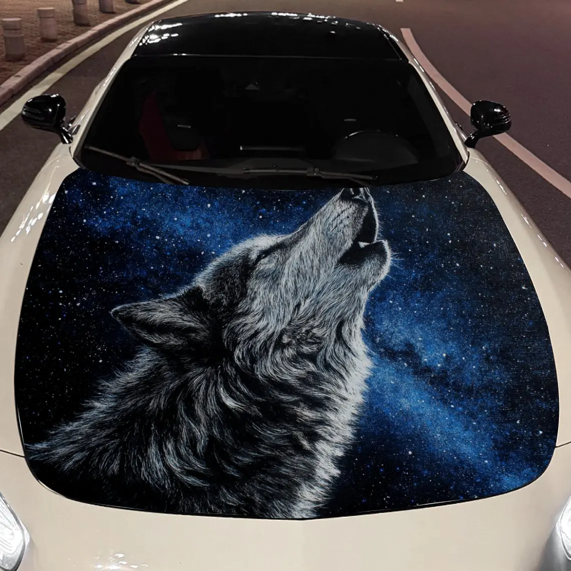 Autocollants de voiture loup avec fourrure grise luxueuse, une expression hurlante et une galaxie – comme un autocollant de capot de voiture d'arrière-plan, auto-étanche
