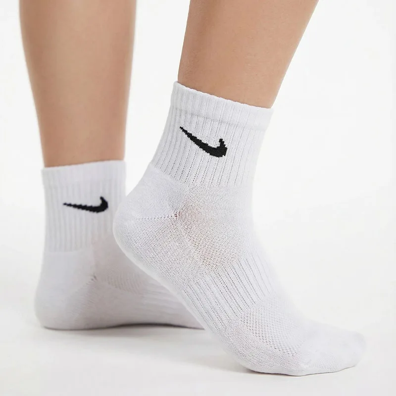

Nike EVERYDAY LTWT ANKLE 3PR Легкий, дышащий, прочный, впитывающий влагу Минималистичный, однотонный премиум-класса SX7677-100