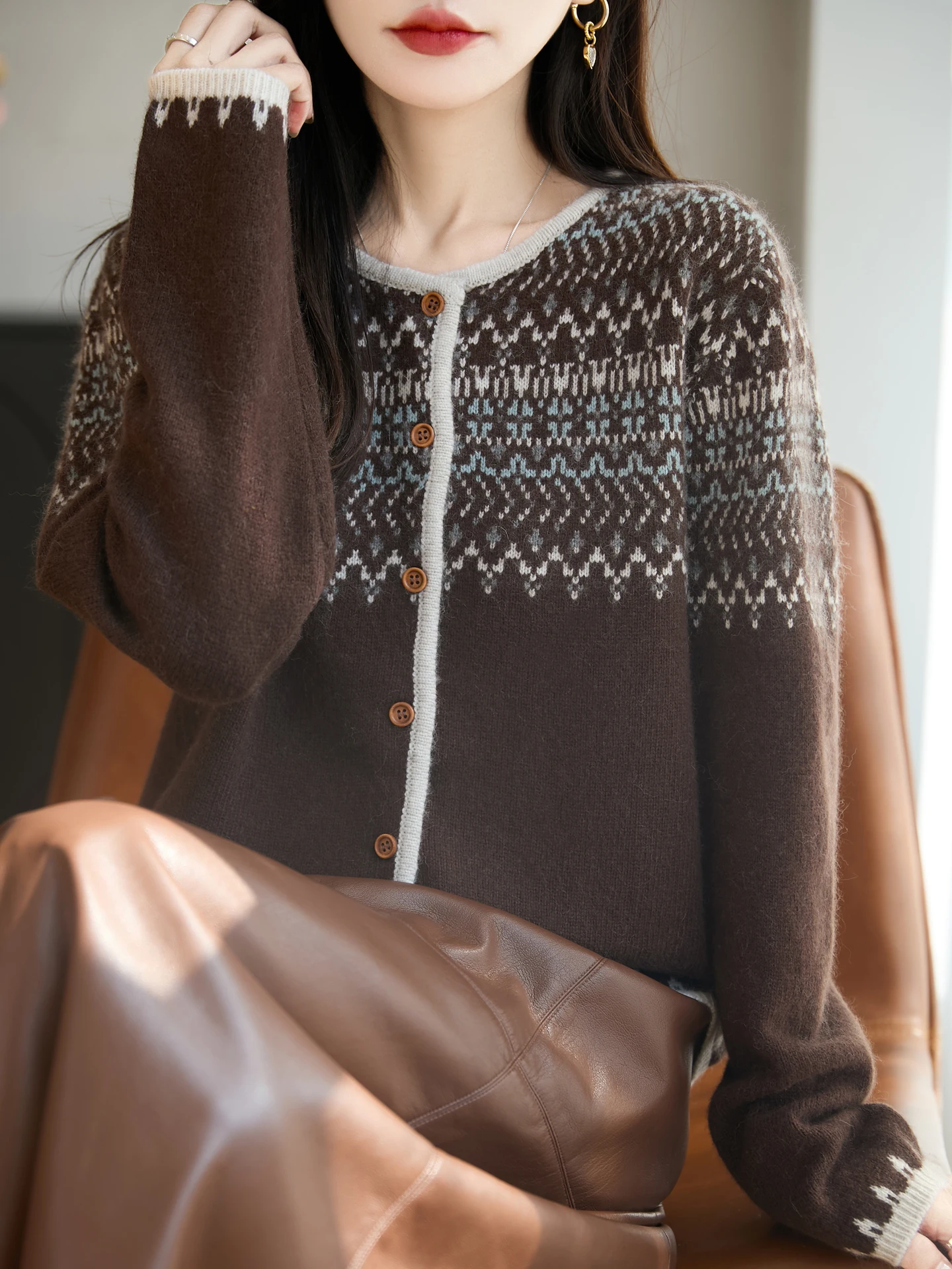 เสื้อสเวตเตอร์แฟชั่นใหม่สำหรับผู้หญิง ฤดูใบไม้ร่วง ฤดูหนาว ดีไซน์หรูหรา ผลิตจากขนแกะเมอริโน 30% เสื้อถักสไตล์เรโทร คาร์ดิแกนแขนยาวสำหรับผู้หญิง เสื้อผ้าแฟชั่น