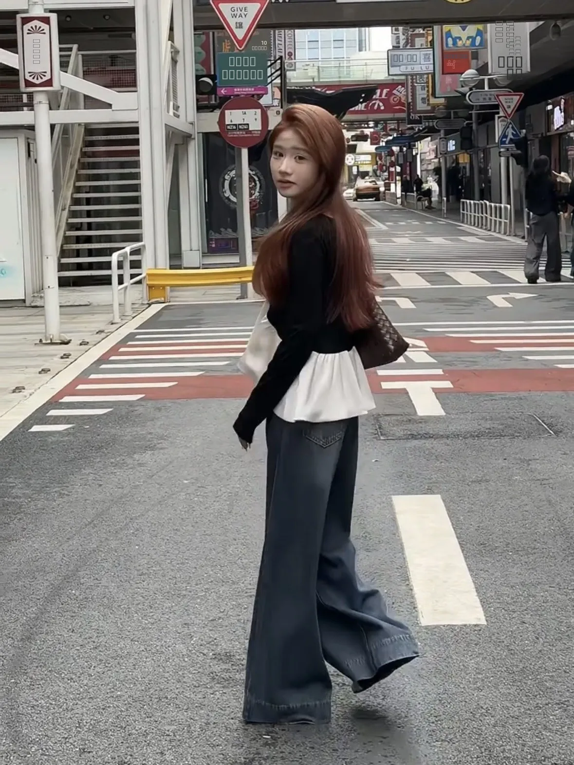 Top Coreano a Maniche Lunghe con Scollo a V, Design Chic e Snellente, Colore Unico, Trendy per Ufficio