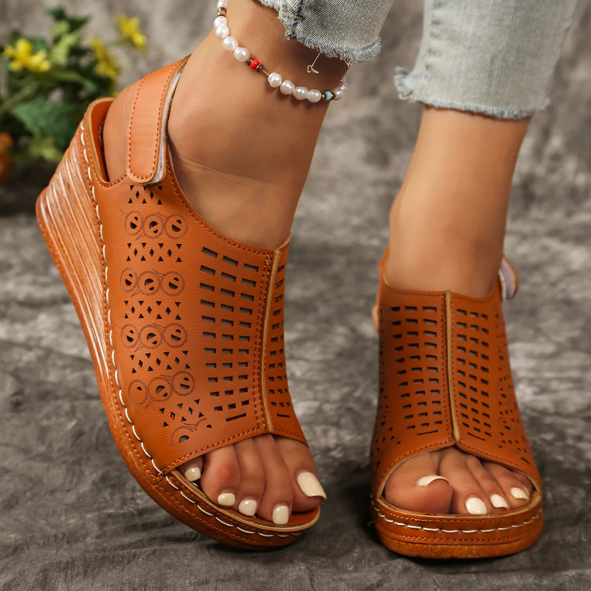 

The new summer 2025 fashion, lightweight, wear-resistant and hollowed-out Velcro independent station hit wedge heel sandals