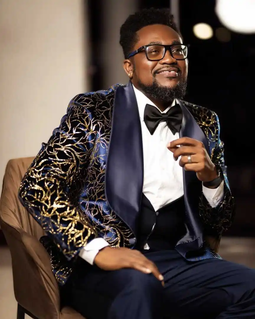 ชุดทักซิโด้ผู้ชายลายพิมพ์ทองคำ 3 ชิ้น ปกผ้าคลุมไหล่ กางเกงเจ้าบ่าว ชุดสูทแฟชั่นทางการสำหรับธุรกิจ  รับสั่งตัด