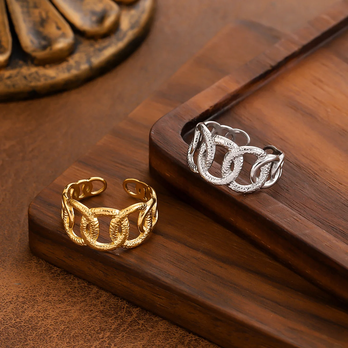 

Light luxury ring hollow gold-plated stainless steel ring, waterproof and non-fading heavy metal, with adjustable finger ring