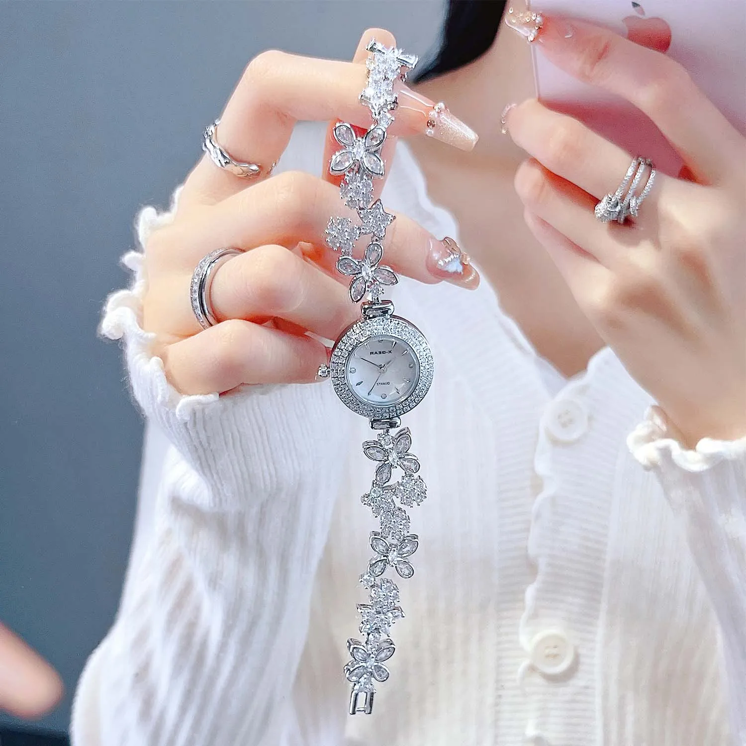 ساعة كوارتز X-GEAR باللون الذهبي - ساعة يد نسائية فاخرة من حجر الراين مع قرص أم اللؤلؤ وحزام سوار مجوهرات عصرية