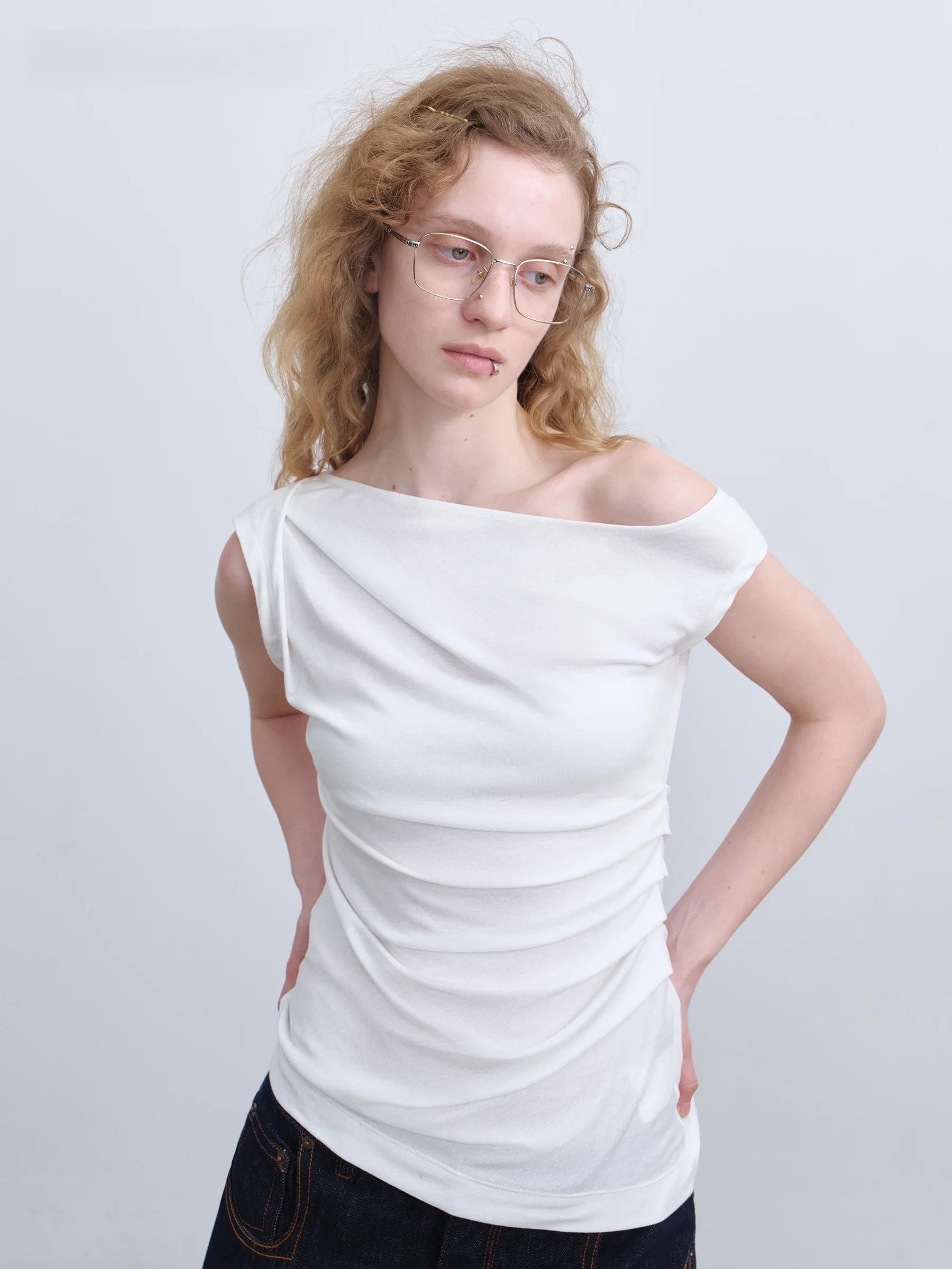 

VERMO Elegant Focus Stretch Charm Linen Asymmetrical Cut Shoulder Bared Knitted Top Women's Fashion Spring 2026