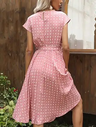 ชุดเดรสลายจุดจีบระบาย แขนสั้นผูกเอว ความยาวปานกลาง สไตล์ลำลอง แฟชั่นใหม่ ปี 2026 เหมาะสำหรับวันหยุดพักผ่อน ให้ลุคเซ็กซี่และสง่างาม