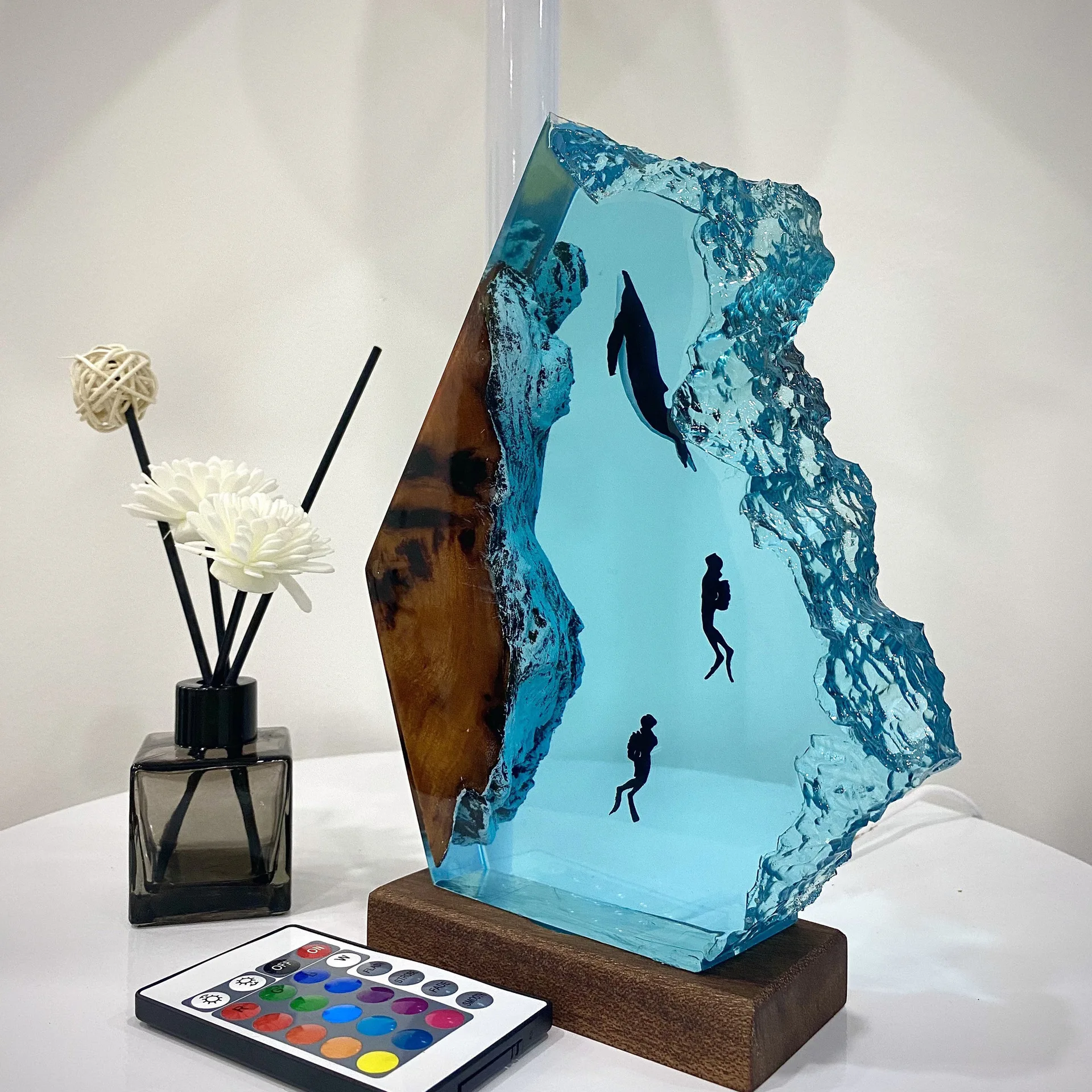 Epoxy Resin Ocean Sculpture Ornament Humpback Whale and Couple Diver Deep Blue Ocean Unique Home Decoration Crafts