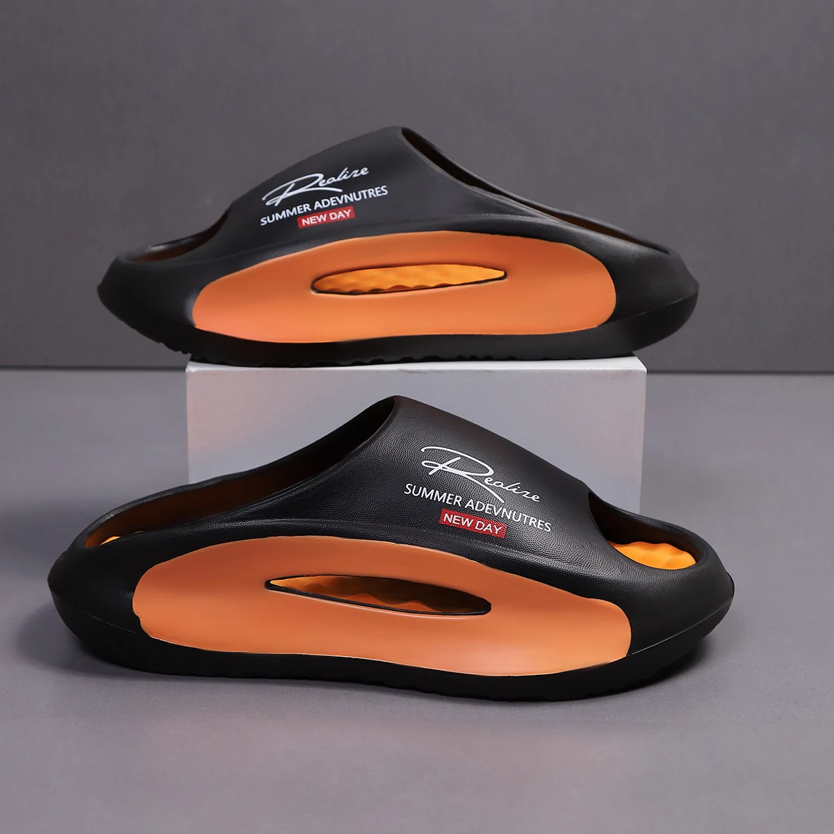 Herren-Sporthausschuhe – leichte, rutschfeste EVA-Slipper mit „Summer Adventures New Day“-Grafik, offenes Zehen-Design für drinnen und draußen – Detail 7