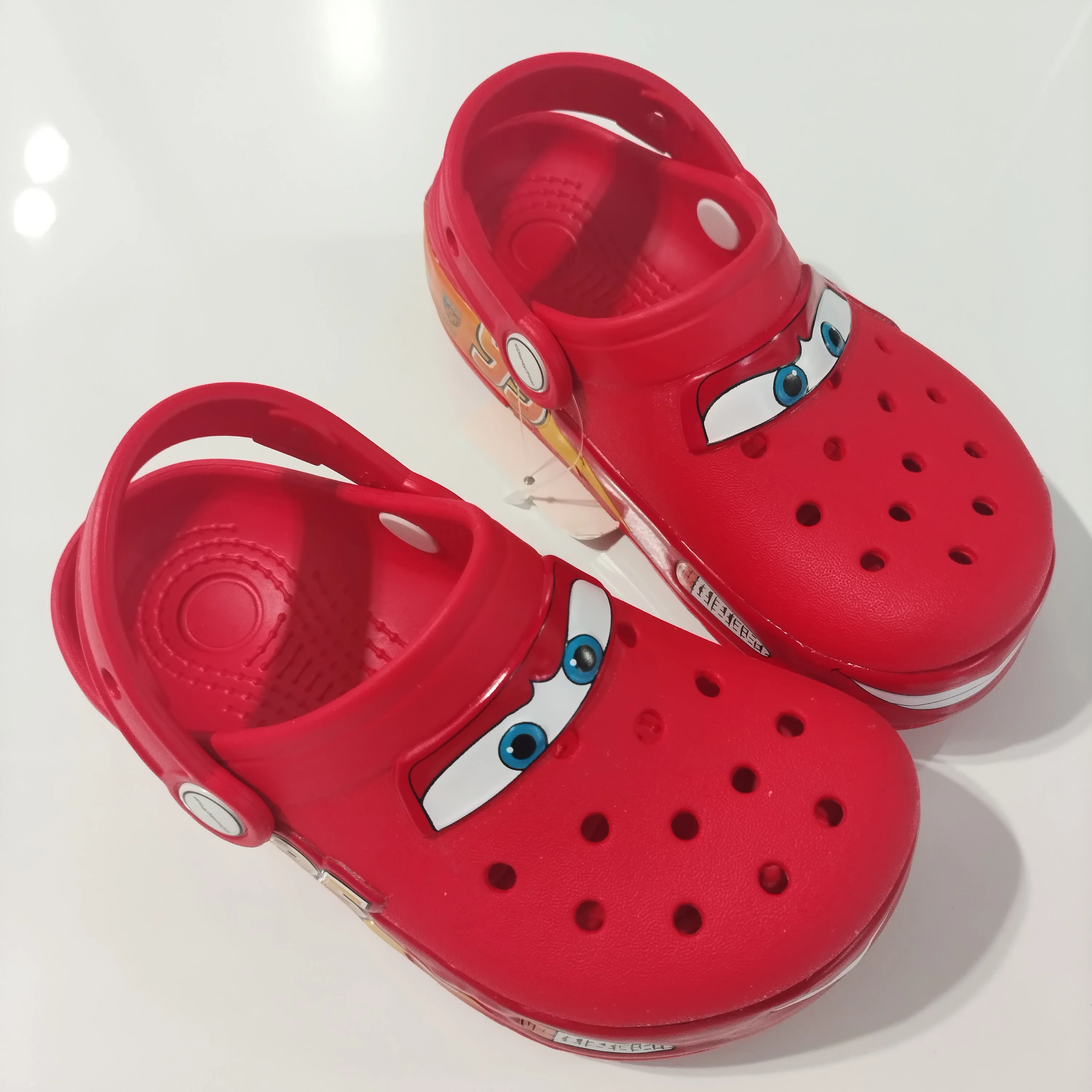 Nuevo Disney McQueen Pix dibujos animados Color sólido impermeable antideslizante agujero sandalias al aire libre sandalias casuales