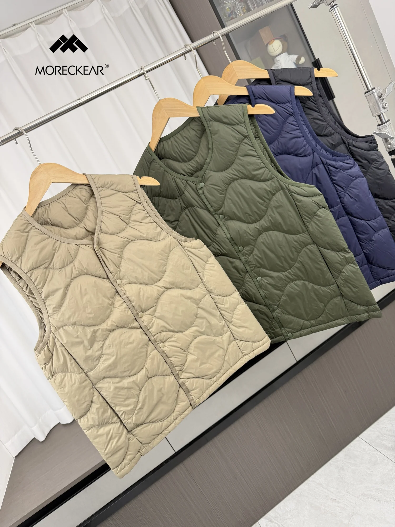Lightweight Not Bulky Soft Smooth Men's down Vest Fashionable Outdoor Warmth Inner Core Duck down Casual Style Pure Color