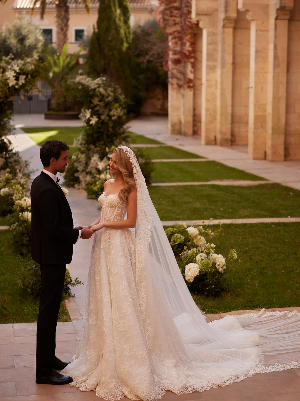 Femmes Appliques florales longue Train robe de mariée romantique col rond dentelle robe de mariée personnalisé mode Corset boutons dos porter