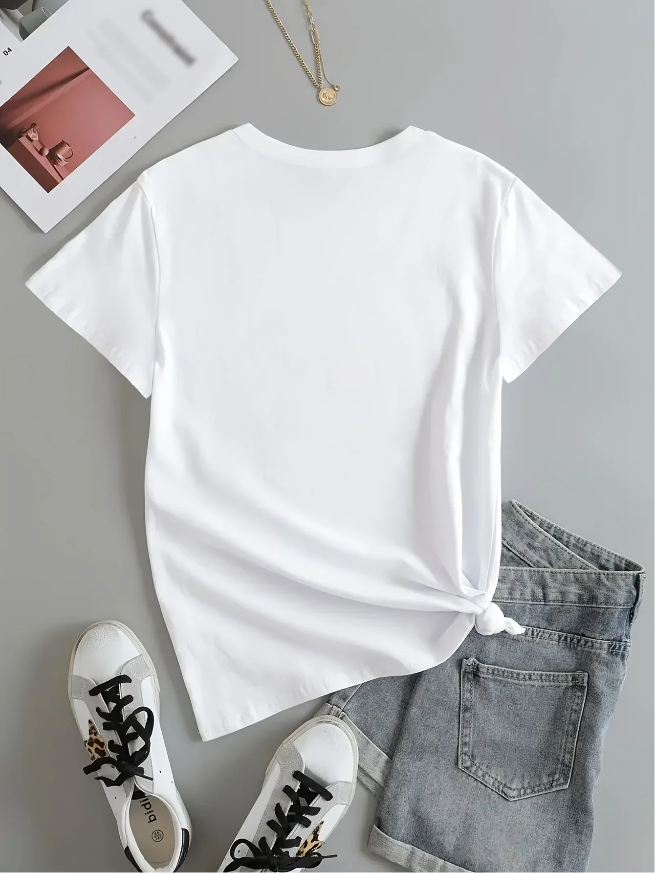 تي شيرت نسائي كاجوال مطبوع عليه قلب "Let them" - أكمام قصيرة ورقبة دائرية، قميص مريح، قماش متوسط التمدد قابل للغسل في الغسالة