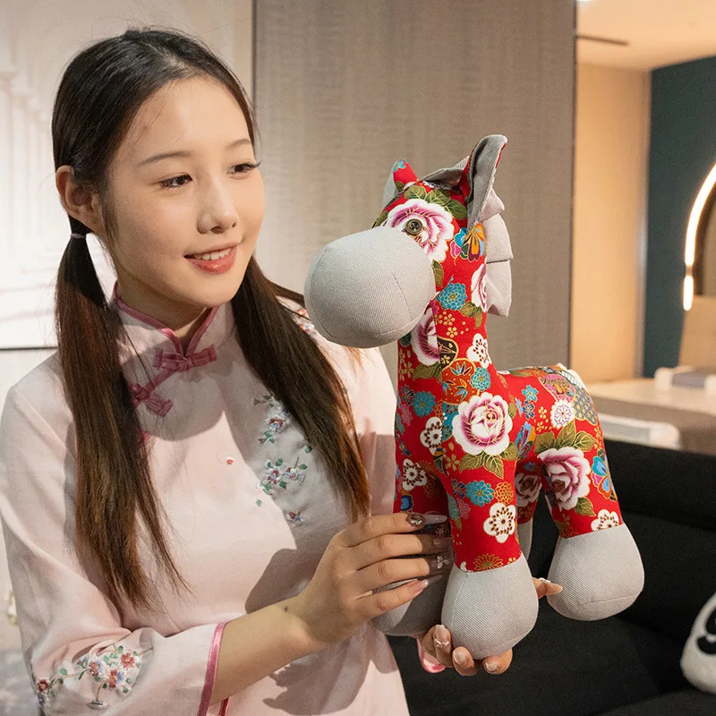 Nuevos y delicados juguetes de peluche de poni con bordado de flores, muñeco de caballo de mascota de pie, regalo de Año Nuevo 2026 para familiares y amigos