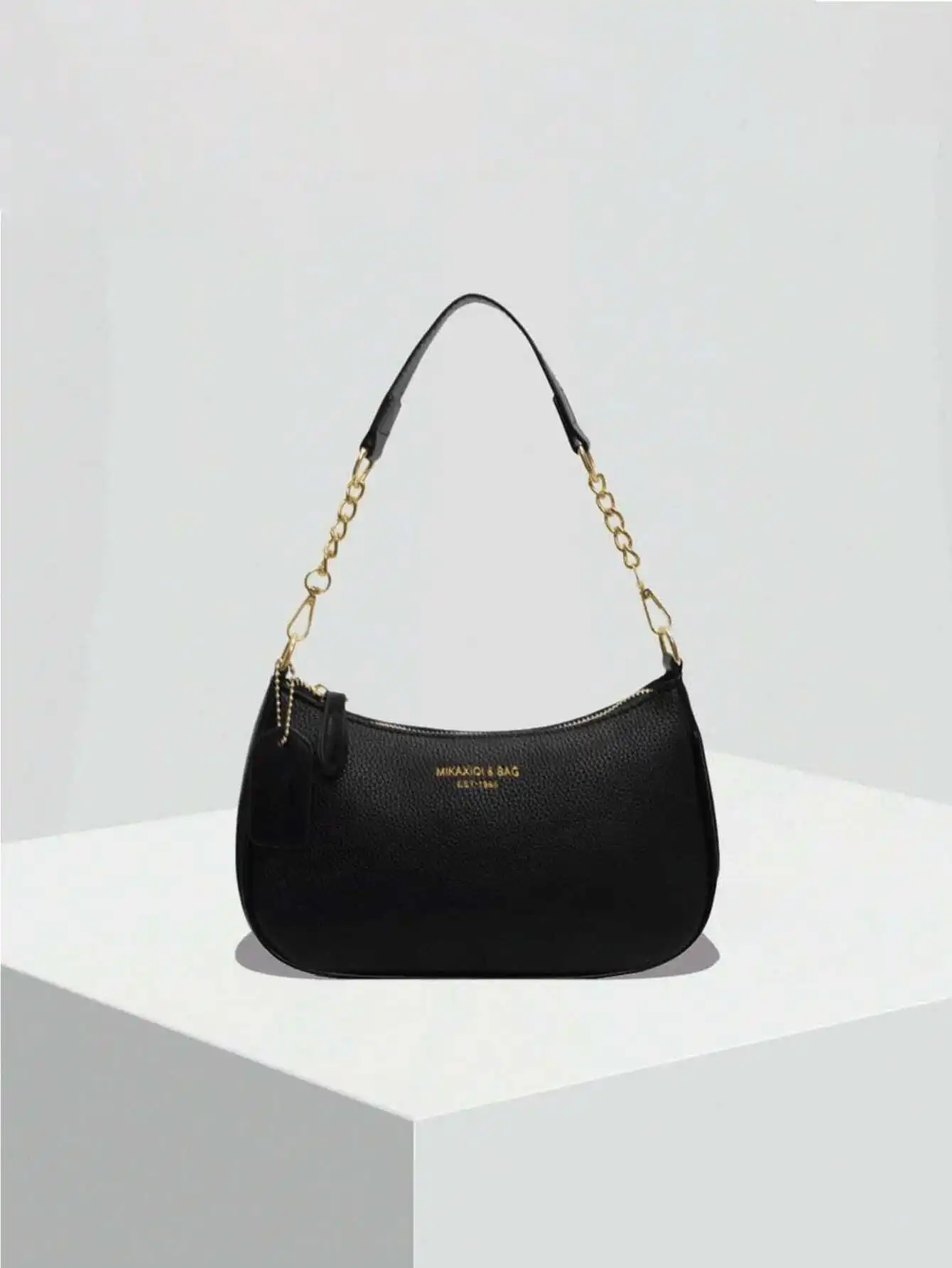 

Черная сумка через плечо из зернистой кожи с золотистой цепочкой и застежкой-молнией