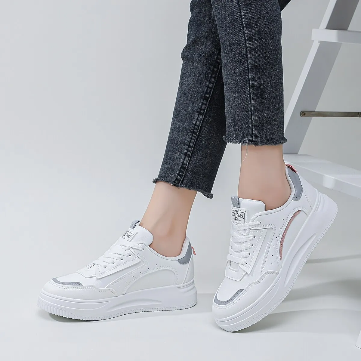 Women New Style Lace Up Casual White Shoes, Sporty Skate Shoes For Outdoor Comfortable and Fashionable Flat Shoes