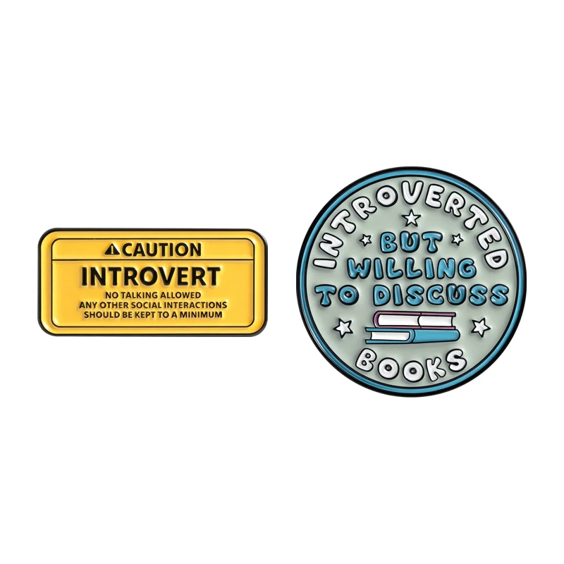 Precaución, citas introvertidas, alfileres esmaltados introvertidos pero volúmenes para discutir libros, broches, insignia de solapa, joyería, regalos para amigos