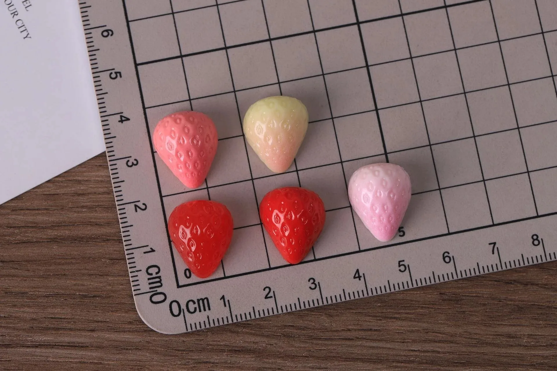 10 Stück Simulierte Miniatur-Erdbeeren aus Harz, Handgefertigte 3D-Erdbeer-Dekofiguren – Detail 1