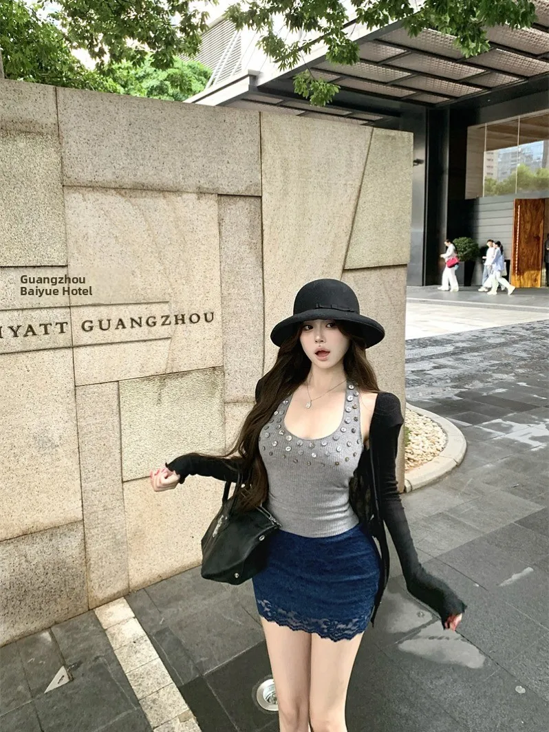 

Женский летний модный комплект: черный топ с длинным рукавом и U-образным вырезом, с завязками на шее, на пуговицах, с открытой спиной, кружевной костюм-двойка с завышенной талией