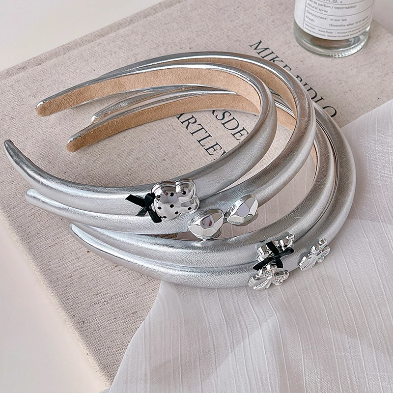 2026 Neues silberfarbenes PU-Leder-Haarband für Mädchen, Frauen, Kinder, Vintage-Bären-Herz-Schleifen-Dekor, Haarreif, koreanische Accessoires – Detail 4