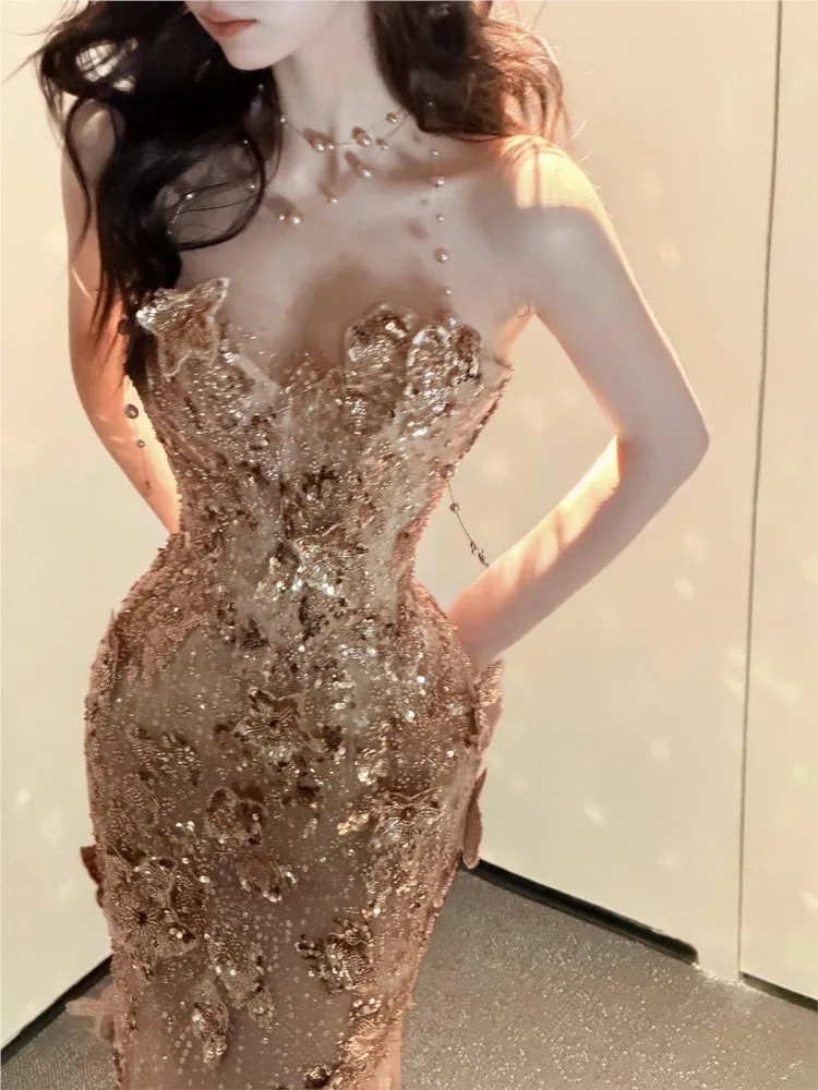 The host of gilded fish-tail banquet shone a heavy and elegant toasting dress
