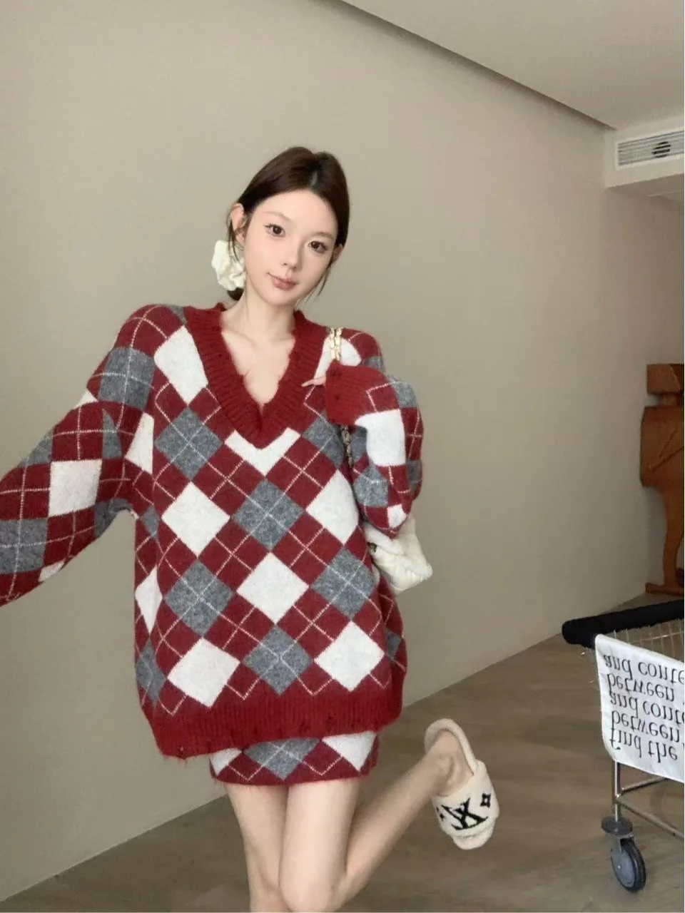 

Женский комплект: свитер с V-образным вырезом и длинными рукавами в стиле колор-блок и юбка с высокой талией. Зимний модный повседневный удобный комплект из двух предметов.